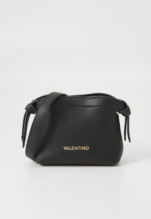 Svart lær crossover-veske med teksturert overflate, med en gull "VALENTINO"-logo og detaljer med knyttet stropp. Kompakt design.