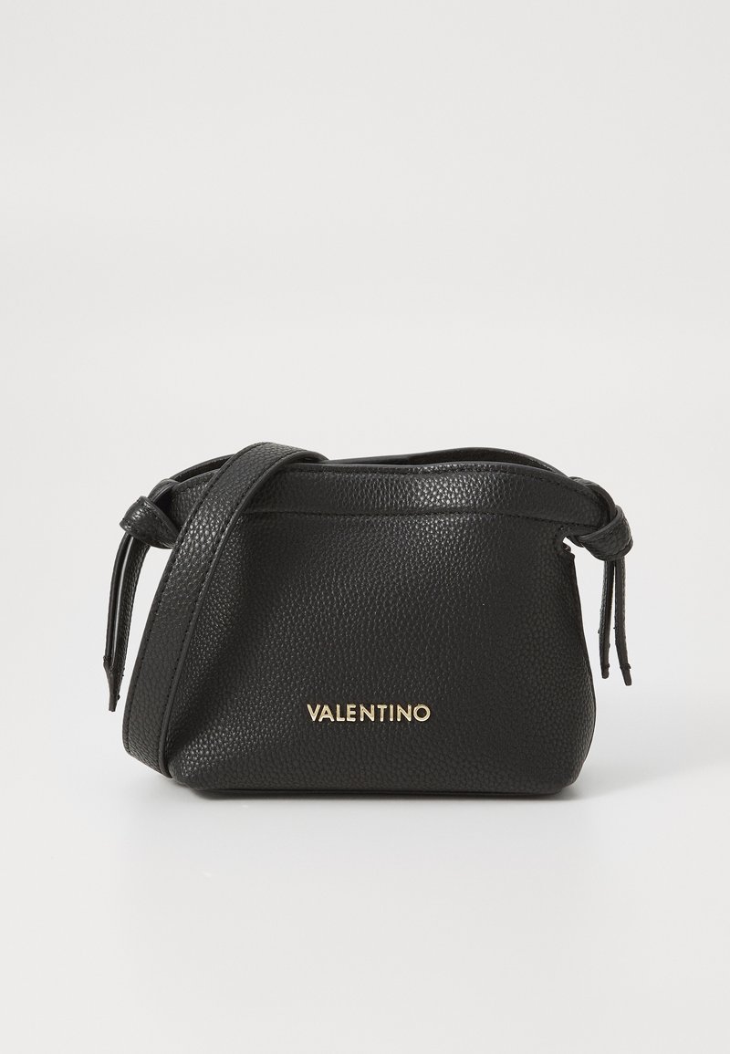 Borsa a tracolla in pelle nera con finitura texturizzata, caratterizzata da un logo dorato "VALENTINO" e un dettaglio con cinturino annodato. Design compatto.
