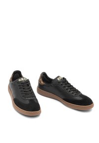 Sneaker in pelle nera con dettagli in camoscio, stampa leopardata sul tallone, suola in gomma marrone e logo "RKO" in oro sulla linguetta.