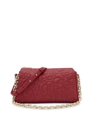 Bolso de mano de cuero rojo con patrón de burbujas en relieve, correa de cadena para el hombro y forma plana. Cuenta con una correa desmontable y un diseño minimalista.