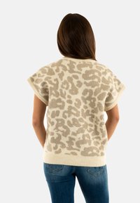 Maglione beige a maniche corte con stampa leopardata marrone chiaro, caratterizzato da un collo a costine e un fondo a costine, realizzato in un tessuto morbido.