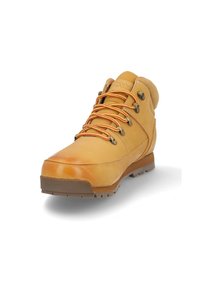 Bota de senderismo de cuero marrón con cuello acolchado, ojales metálicos y cordones naranjas. Suela de goma con un dibujo texturizado para un mejor agarre.