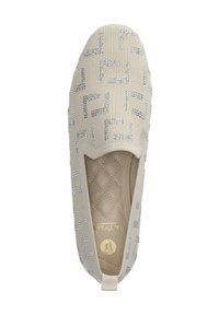 Zapato slip-on beige con textura de tejido, que presenta un patrón de logotipos grises repetidos y una plantilla acolchada y con acolchado. Acentuado con una pestaña en el talón.