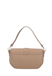 Borsa a tracolla in pelle beige con forma strutturata, parte superiore piatta, tracolla staccabile e chiusura a linguetta magnetica. Accenti in metallo dorato.