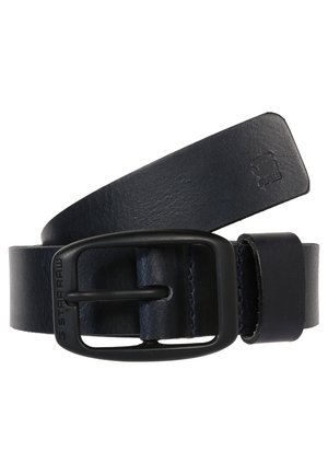 Ceinture en cuir noir avec boucle rectangulaire mate noire, logo G Star Raw en relief sur la boucle et l'extrémité de la ceinture, enroulée sur un fond blanc.