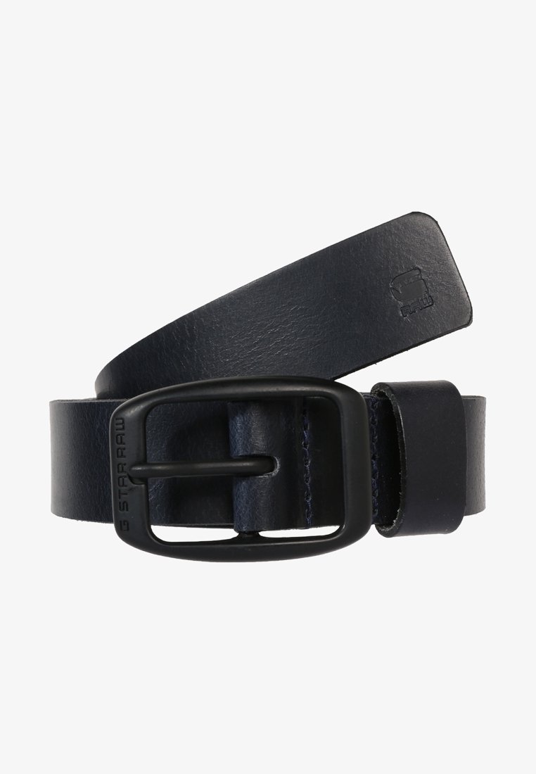 Ceinture en cuir noir avec boucle rectangulaire mate noire, logo G Star Raw en relief sur la boucle et l'extrémité de la ceinture, enroulée sur un fond blanc.