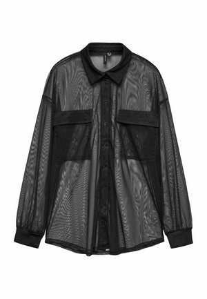 Camicia nera in rete con bottoni, dotata di colletto, due tasche sul petto e maniche lunghe con polsini. Il tessuto trasparente testurizzato aggiunge profondità.