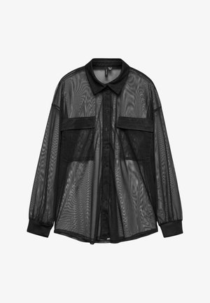 Camicia nera in rete con bottoni, dotata di colletto, due tasche sul petto e maniche lunghe con polsini. Il tessuto trasparente testurizzato aggiunge profondità.
