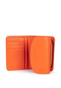 Portafoglio in pelle arancione con una finitura texturizzata, dotato di più scomparti per carte, un comparto con zip e un marchio impresso.