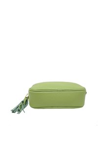Custodia cosmetica in pelle verde con una texture liscia, bordi arrotondati e una cerniera dorata, dotata di un elegante pom pom decorativo sul lato.