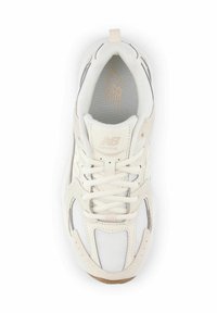 Weißer Sportschuh aus einer Kombination von Mesh- und Wildledermaterialien, mit neutralen Akzenten, runder Zehenform und markantem Schnürsystem.