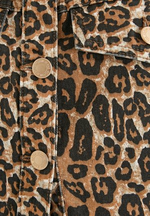 Leopardenmusterstoff in verschiedenen Brauntönen und Schwarz, mit kupferfarbenen Metallknöpfen und strukturiertem Denim-Finish.