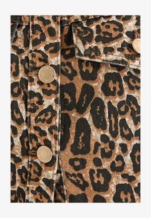 Puma-print stof i nuancer af brun og sort, med metalknapper i kobberfarve og tekstureret denim-finish.