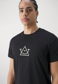 Peak Performance EXPLORE GRAPHIC TEE - Camiseta estampada - black