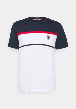 Camiseta de manga corta con parte superior azul marino, parte inferior blanca, rayas horizontales rojas y negras, y un pequeño logo en el lado izquierdo del pecho.