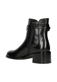 Černá kožená kotníková bota s kulatou špičkou, bočním zipem a robustním podpatkem. Má pásek kolem kotníku pro zvýraznění detailu.