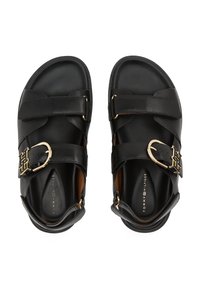 Čierne kožené sandále s dvojitými popruhmi a zlatou prackou. Hladký povrch a zakrivený tvar, s logom vykoveným na stielke.