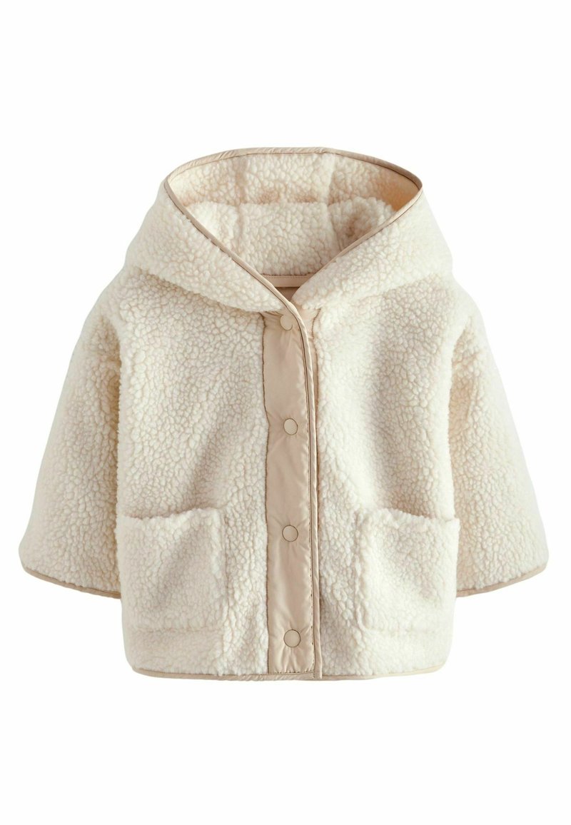 Veste en fausse fourrure couleur crème avec capuche, dotée d'une fermeture à pression et de deux poches avant, soulignée par une bordure beige lisse.