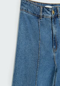 Denim jeans in medium blue met zichtbare stiksels, hoge taille, knoopsluiting en een recht model. Geconfigureerd met een klassieke afwerking.