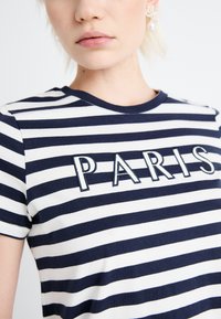 Vero Moda VMFIRA FRANCIS - Μπλουζάκι με στάμπα - navy blazer/snow white