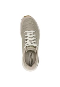 Zapatilla deportiva gris claro con parte superior de malla, cordones blancos en contraste y plantilla texturizada. Cuenta con una suela acolchada para mayor comodidad.
