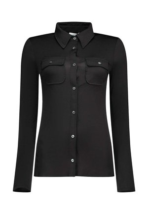 Chemise noire à manches longues avec boutons, col pointu et deux poches à rabats boutonnées à l’avant, présentée sur un fond blanc uni.
