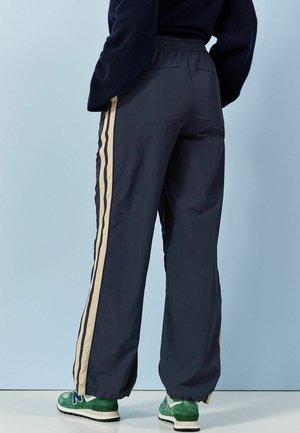 SIDE JOGGERS - REGULAR FIT - Pantalones deportivos - navy camel