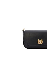 Borsa a tracolla in pelle nera con patta curvata, dettagli in oro e superficie texturizzata. Design compatto con una silhouette elegante.