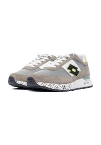 Sneakers grigi in suede e mesh con logo bianco e nero, dettagli gialli e suola in gomma a motivi grafici. Lacci bianchi e linguetta imbottita.