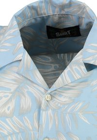 Himmelblaues Kurzarmhemd mit einem Blattmuster in Weiß und Grau. Es hat einen spitzen Kragen und einen einzelnen Knopfverschluss.