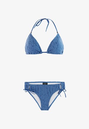 Ensemble bikini floral bleu texturé avec haut triangle à nouer autour du cou et bas taille basse avec détails à nouer sur les côtés.