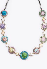 Collana con pendente circolare multicolore caratterizzata da gemme nei toni del turchese, rosa, verde e viola, montate su metallo color bronzo.