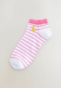 Weißer Knöchelsocken mit rosa Streifen. Verfügt über eine gelbe Bananenstickerei auf der Außenseite. Gerippter rosa Bund oben.