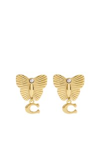 Guld fjärilörhängen med texturerade vingar, prydda med en klar sten i mitten och en liten guld 'C' charm nedanför.
