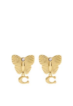 Orecchini a forma di farfalla in oro con ali testurizzate, dotati di una pietra trasparente al centro e un piccolo ciondolo a forma di 'C' dorato sottostante.