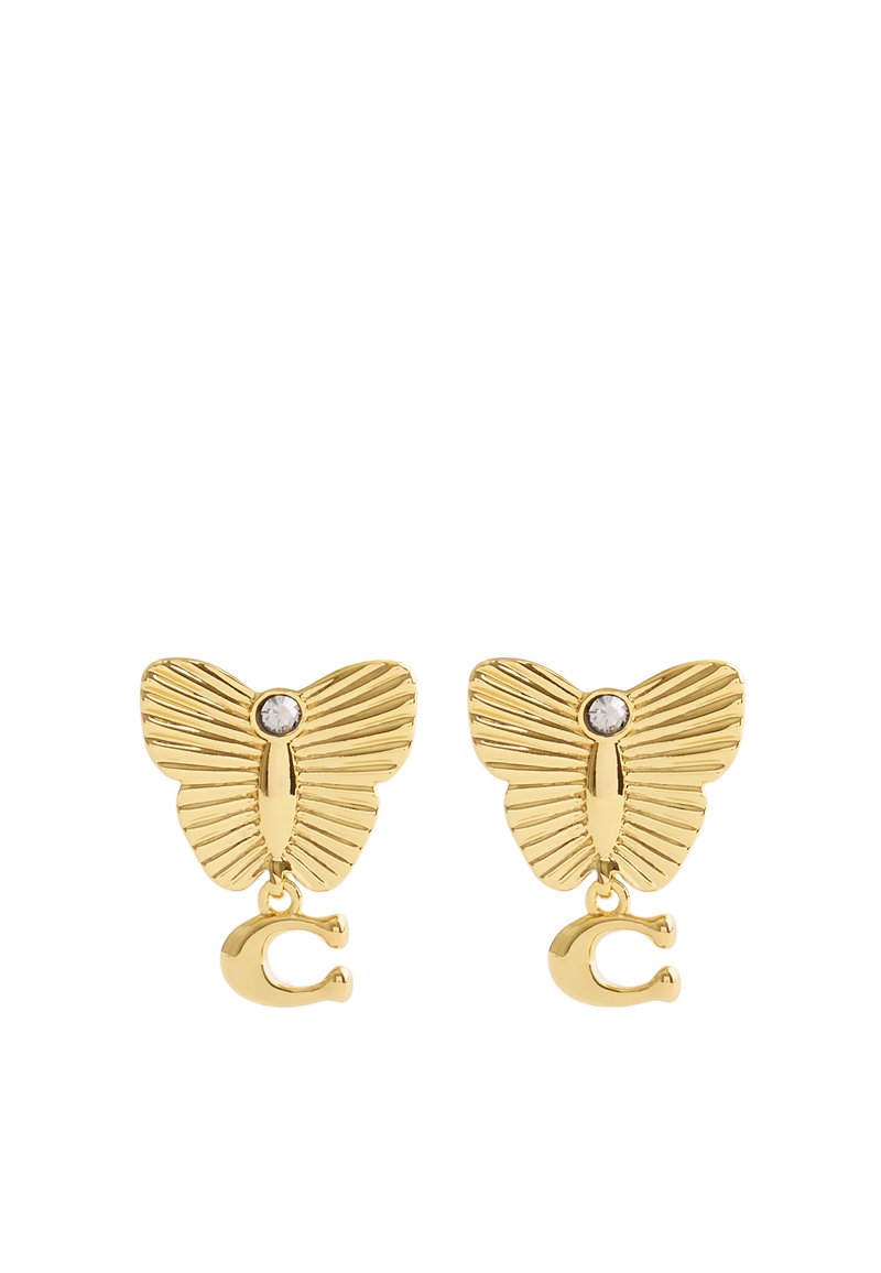 Guld fjärilörhängen med texturerade vingar, prydda med en klar sten i mitten och en liten guld 'C' charm nedanför.