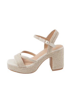 Sandale à plateforme tissée beige avec talon bloc, bride de cheville ajustable et bout ouvert.