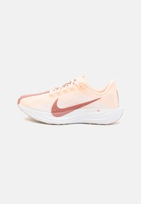 Nike Performance PEGASUS PLUS - Utcai futócipők - crimson tint/white/pure platinum/red stardust/vast grey