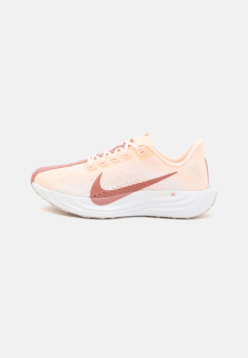 Nike Performance PEGASUS PLUS - Utcai futócipők - crimson tint/white/pure platinum/red stardust/vast grey