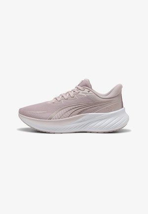 Zapatilla de running lila claro con parte superior de malla, logo lateral texturizado, cuello acolchado y suela gruesa blanca acolchada etiquetada como "PUMALITE."