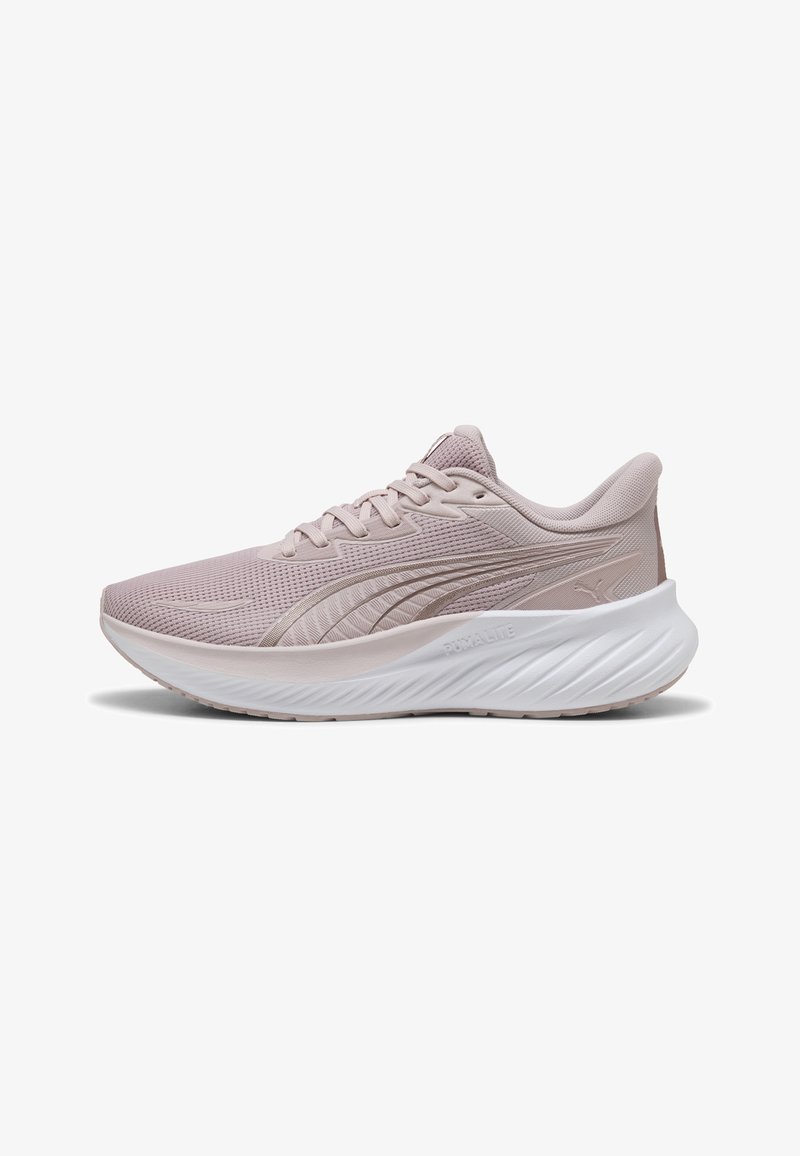Chaussure de course mauve clair avec empeigne en mesh, logo texturé sur le côté, collier rembourré et semelle épaisse blanche matelassée portant la mention "PUMALITE."