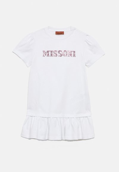 Robe blanche à manches courtes avec ourlet volanté et logo « MISSONI » en lettres roses à motifs sur la poitrine.
