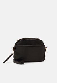 Czarna torba na ramię z teksturowanym wykończeniem, zamknięciem na zamek i odpinanym paskiem. Posiada przednią kieszeń oraz akcenty z wykończeniem w kolorze złotym.