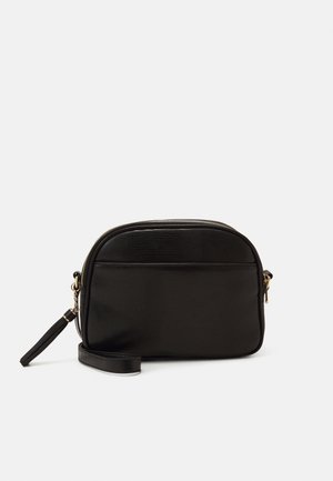 Sac bandoulière noir avec une finition texturée, fermeture zippée et une bandoulière amovible. Dispose d'une poche avant et d'accents en métal doré.