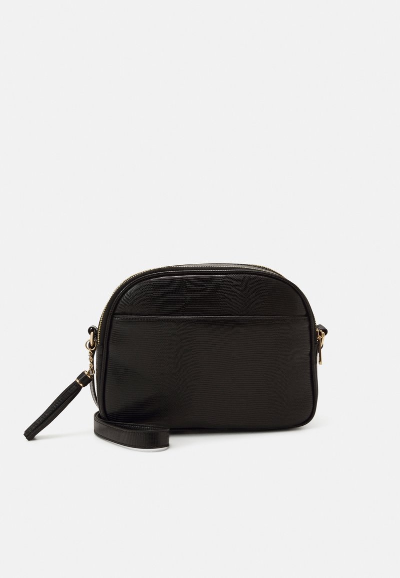 Czarna torba na ramię z teksturowanym wykończeniem, zamknięciem na zamek i odpinanym paskiem. Posiada przednią kieszeń oraz akcenty z wykończeniem w kolorze złotym.