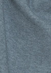 Tessuto blu lavorato a maglia con una superficie testurizzata. Il colore è un denim blu morbido e attenuato, caratterizzato da una finitura liscia e da un motivo di tessitura uniforme.
