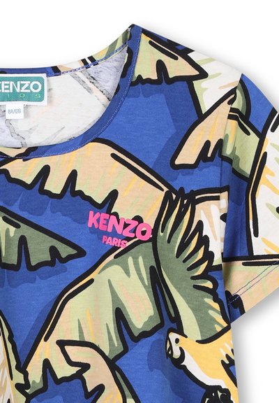 T-shirt bleu à manches courtes avec un motif d'oiseaux vibrant, col rond. Logo "KENZO PARIS" en rose près du col. Matière en coton doux.