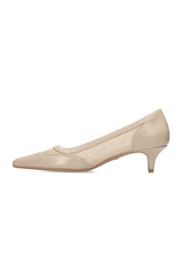 Zapato de tacón alto beige con punta puntiaguda, que presenta un panel de malla texturizada y acentos de cuero suave, tacón bajo y diseño minimalista.