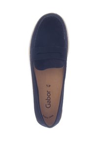 Marineblauwe suede instapschoen met een ronde neus, een decoratieve band aan de voorkant en een contrasterende geweven zool. Merkl logo zichtbaar op de binnenzool.
