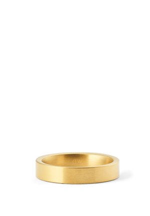 Kuldne abielusõrmus, millel on sile, läikiv pind ja lihtne, klassikaline lame disain valgel taustal.